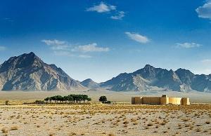 Caravansérail dans le désert sur la route de la soie.
