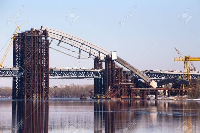 18148434-La-construction-du-pont-sur-le-Dniepr-Kiev-Ukraine--Banque-d'images