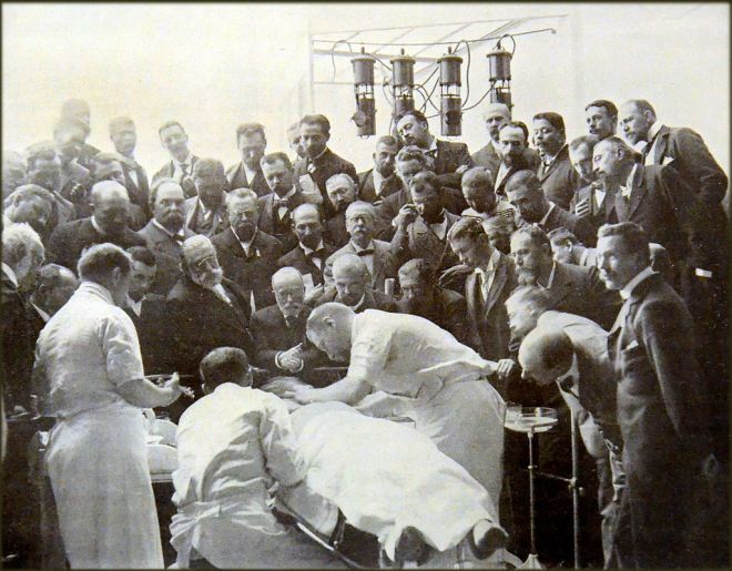 1024px-OpérationCraniectomieAout1900