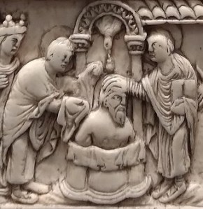 La colombe apporte le saint Chrême.. En guise de shampoing 
