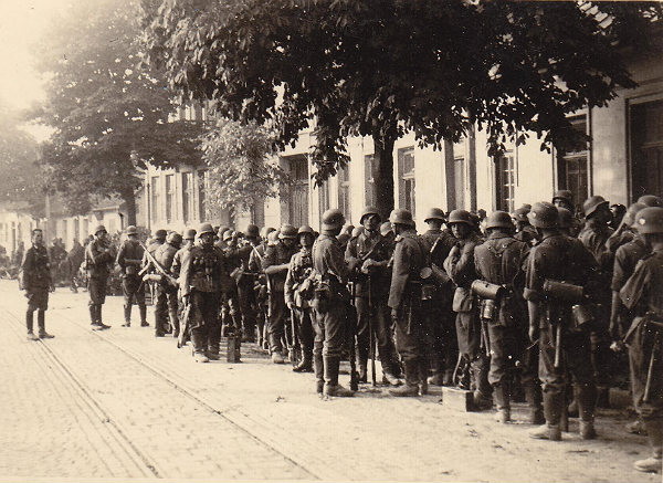 pic_N_A_Nachtigall soldiers in Lviv 30 June 1941